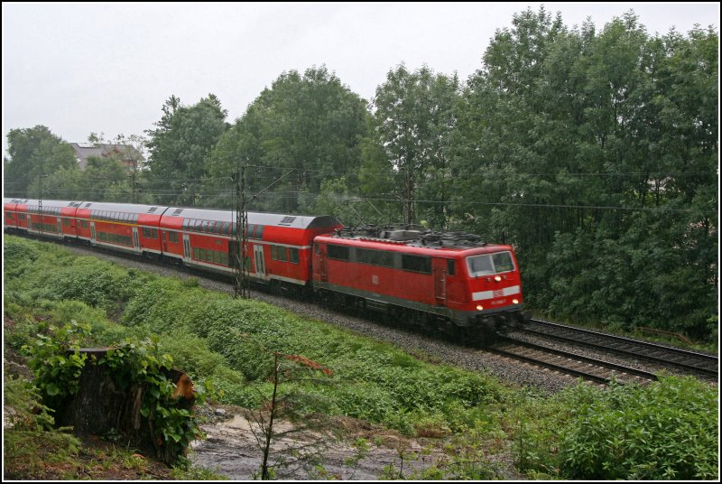 111 066 fhrt bei Rosenheim mit dem RE 30016  OBERBAYERN-EXPRESS  von Mnchen nach Salzburg. Leider ist der Himmel zimmlich wei geworden...