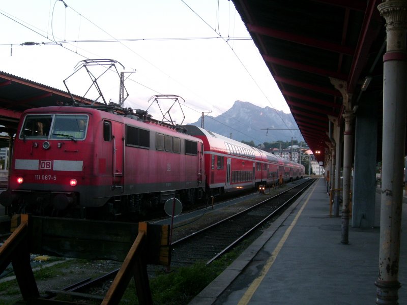 111 067-5 beim Fahrtrichtungswechsel im abendlichen Salzburg am 26.8.2007