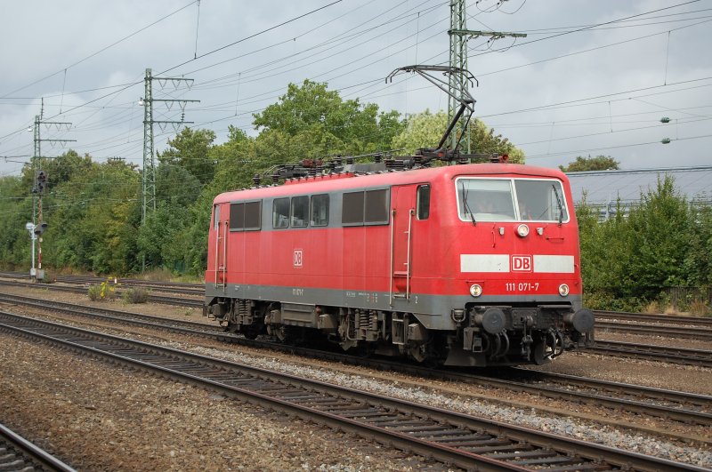 111 071-1 fhrt am 09.08.07 als Lz in Richtung Mnchen HBF, hier im Bahnhof Mnchen-Pasing aufgenomen.