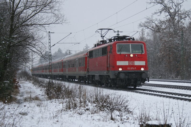 111 071 mit RB 30021 am 20.01.2009 bei winterlichem Wetter in Haar (bei Mnchen).