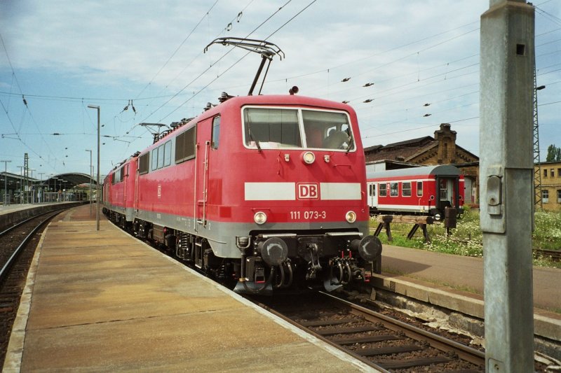 111 073 mit einer weiteren 111 und 143er in Halle Hbf am 17.07.2007