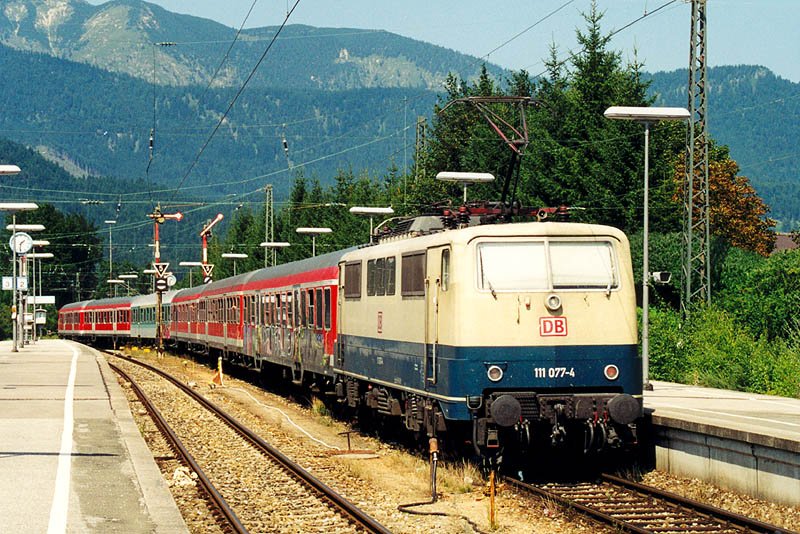 111 077-4 Garmich Partenkirchen, mit dem Zug nach Munchen Hbf. ( 16.08.2001 )