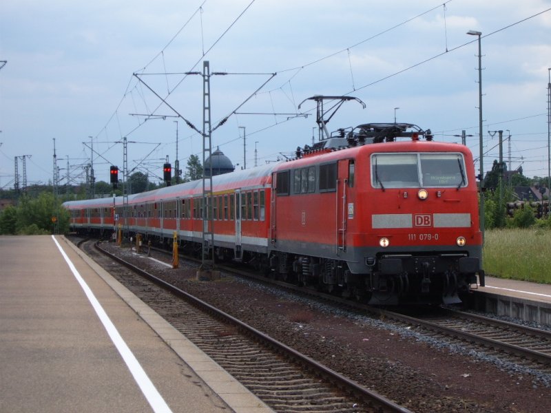 111 079-0 zieht am 31.05.07 einen RegionalExpress von Stuttgart HBF nach Nrnberg HBF am 31.05.07, hier bei der Einfahrt in den Crailsheimer Bahnhof.