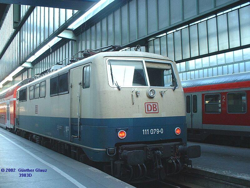111 079 mit Doppelstockzug nach Ulm am 19.12.2002 in Stuttgart Hbf.