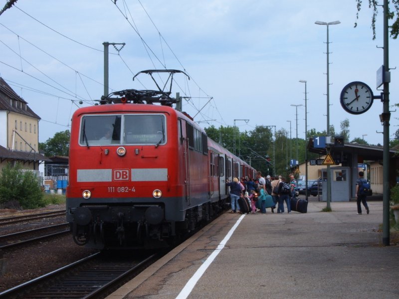 111 082-4 steht am 31.05.07 mit einem RegionalExpress von N�rnberg HBF nach Stuttgart HBF auf Gleis 1 des Crailsheimer Bahnhofs.