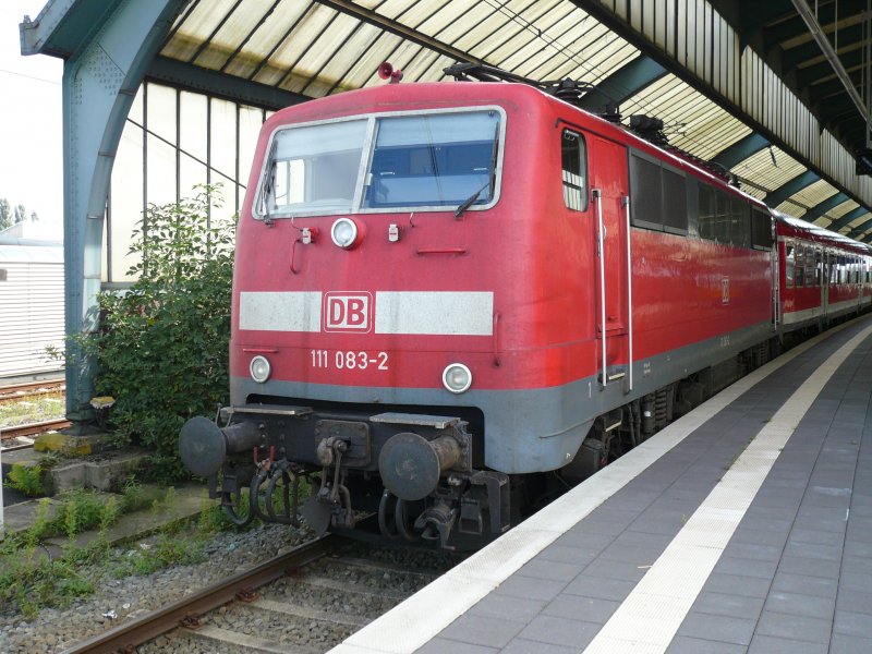 111 083-2 steht am 23.8.2007 mit einem Regionalzug in Oldenburg auf Gleis 8.