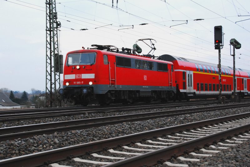111 085-7 rollt mir heute zum zweiten Mal ber den Weg. Heute Mittag noch  schmutzig ziehend  kommt Sie nun mit Ihren RE von Bielefeld in Richtung Herford  sauber & schiebend  gefahren. Nachmittag des 11.02.2009