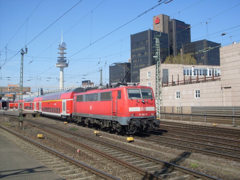 111 087-5 mit einem RE von Braunschweig nach Bielefeld in Hannover