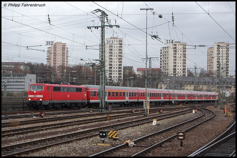 111 0881 fährt am 30.11.07 mit einer ExSilberlingGarnitur in den