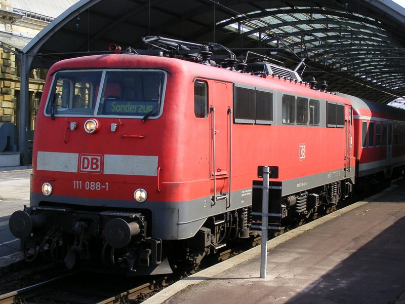 111 088-1 steht mit einem Sonderzug nach Berlin am 10.4.2009 in Halle (Saale) Hbf. Das Bild wurde aus dem RE nach Kassel aufgenommen. Es war das erste Mal, dass ich eine 111 so tief im Osten gesehen habe.