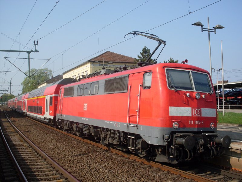 111 0887 mit ihrem RE von Braunschweig nach Reine in Lehrte