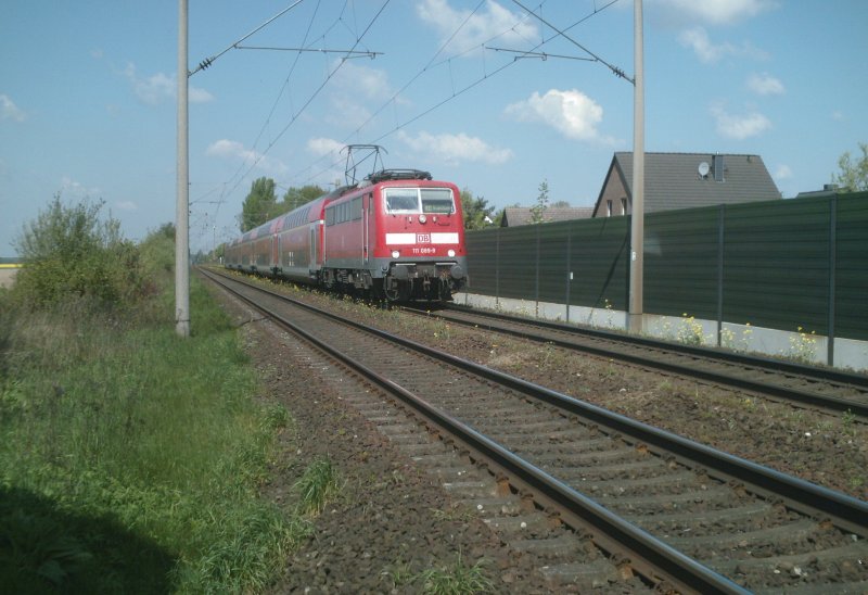 111 089-9 mit RE Hhe Peine-Telgte Richtung Braunschweig
auf falschem Gleis. Grund: Gleisbauarbeiten in Hmelerwald.
04.05.2008