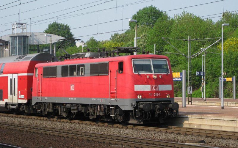 111 093-1 beschleunigt am 1.05.09 den RE 4113 Kassel Hbf - Frankfurt (M) Hbf aus Kassel-Wilhelmshhe Richtung Wabern.