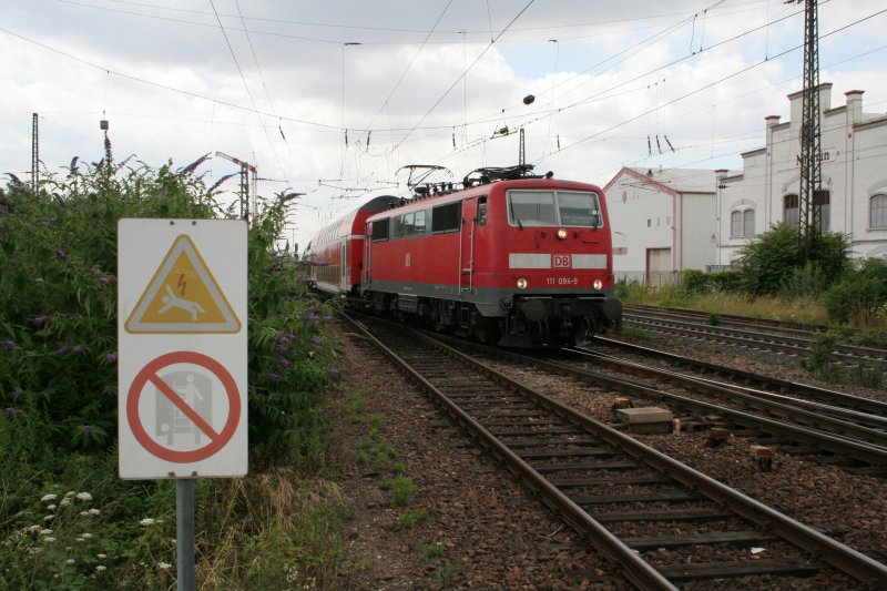 111 094 fhrt mit einer Rb in Weinheim(Bergstr) ein am 16.7.2008.
