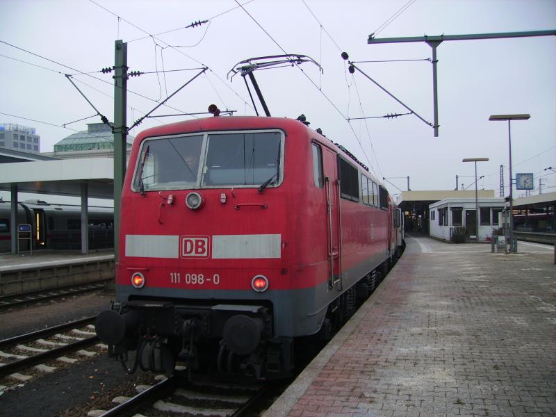 111 098 am 7.1.06 in Mannheim . Morgens habe ich die Lok in Worms fotografiert,da die  Riedstrecke gesperrt war ist der Zugverkehr ber Worms gefahren . 