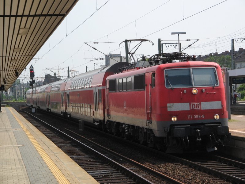 111 099 am 20.06.06 mit Dostos in Frankfurt Sd. Weiterfahrt in Richtung Frankfurt Hauptbahnhof.