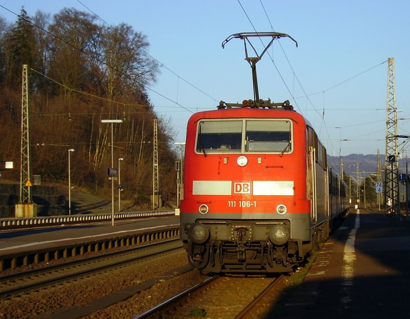 111 101-6 steht am 26.12.2006 im Bahnhof Schlchtern. Sie wird die RegionalBahn nach Bamberg schieben. 
