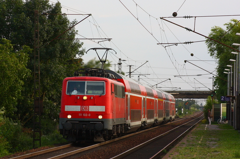 111 102 rauscht mit ihrem RB nach Frankfurt durch den Haltepunkt Ltzelsachsen. Aufgenommen am 03.08.09.