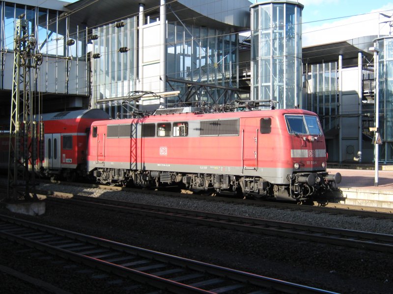 111 104-6 mit einem RE nach Frankfurt im Bahnhof Kassel Wilhelmshhe. 24.03.2009.