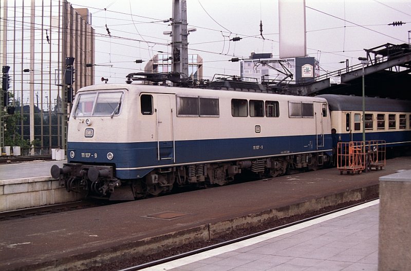 111 107-9 in Kln Hbf 19-08-1992.