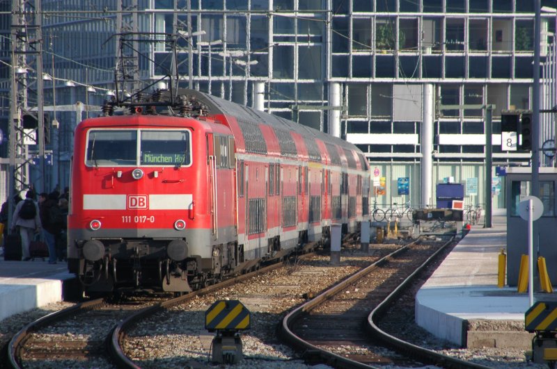 111 107 am 10.02.08 mit RE 30028 aus Salzburg im Mnchner Hbf