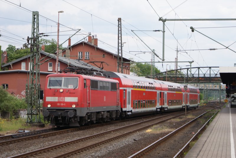 111 111-1 mit dem RE 4 bestehend aus nur 3 Wagen und ohne Steuerwagen am 24.05.2008 bei der Durchfahrt in Dsseldorf Gerresheim am 24.05.2008