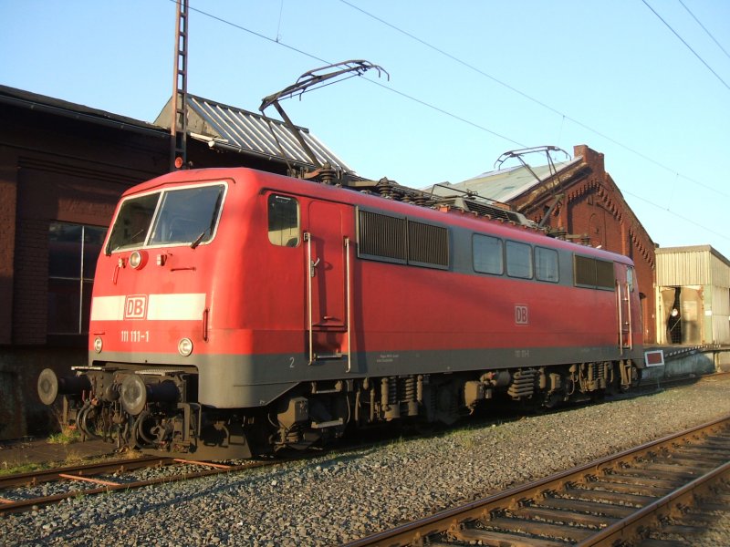 111 111-1 mit verdrehten Radreifen abgestellt im Bahnhof Siegen (17.12.2007)