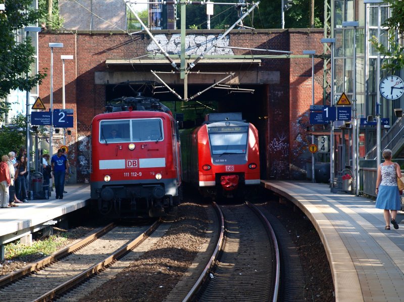 111 112-9 kommt mit dem Wupperexpress (RE 4) in die Haltestelle Aachen Schanz, 450 060-1 als RB 33 verlsst die Haltestelle bereits Richtung Aachen Hbf.