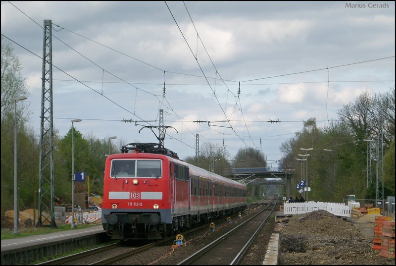 111 112-9 mit dem RE11592 bei der Einfahrt in �bach-Palenberg 9.4.2009