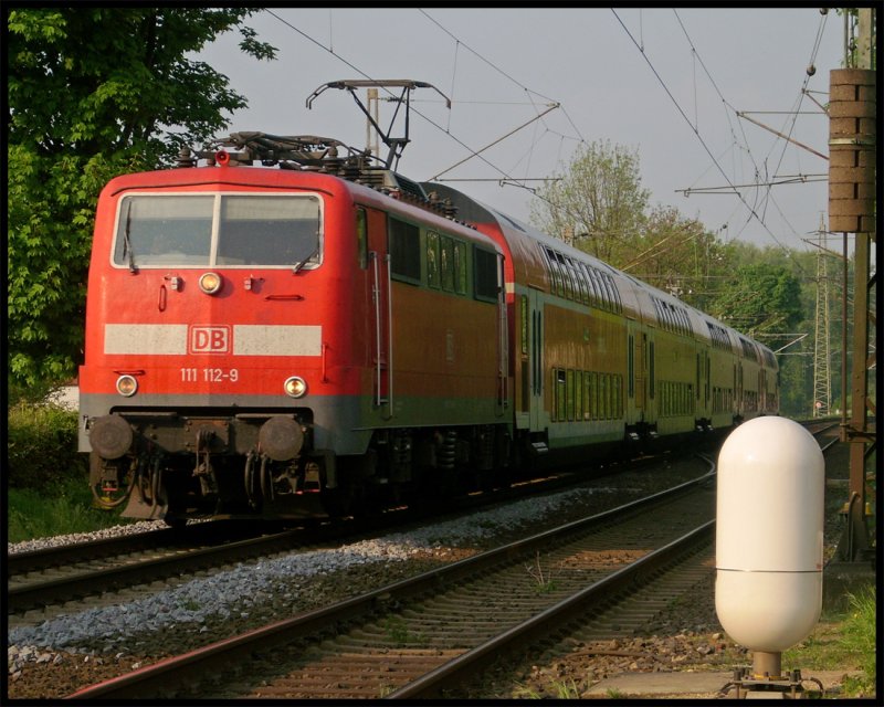 111 112 mit dem  Wupper-Express  RE10424 nach Aachen kurz vor dem Bf Geilenkirchen auf h�he des ehem. Stellwerks 1.5.2009