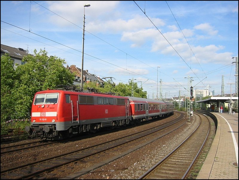 111 112 passiert am 08.10.2006 mit seinem Regionalzug aus Richtung D�sseldorf Hbf kommend den S-Bahn-Bahnhof 
D�sseldorf-Friedrichstadt.