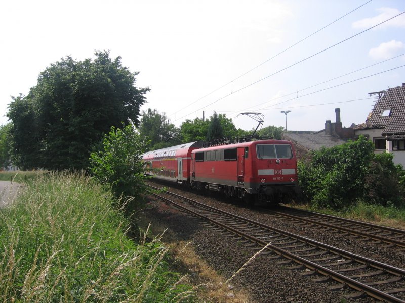 111 113-7 schiebt den RE 9 von Siegen nach Aachen durch den Ortseingang von Hennef.