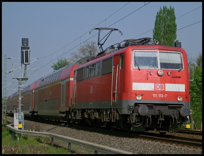 111 113 mit dem  Wupper-Express  RE10422 nach Aachen am B km 28.2 kurz vor Geilenkirchen 20.4.2009