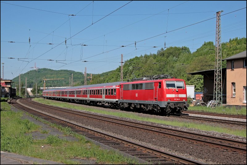 111 114 durchfhrt mit dem RE11 (RE 9016)  Maas-Wupper-Express  den ehemaligen Bahnhof Westhofen. (10.05.2008)