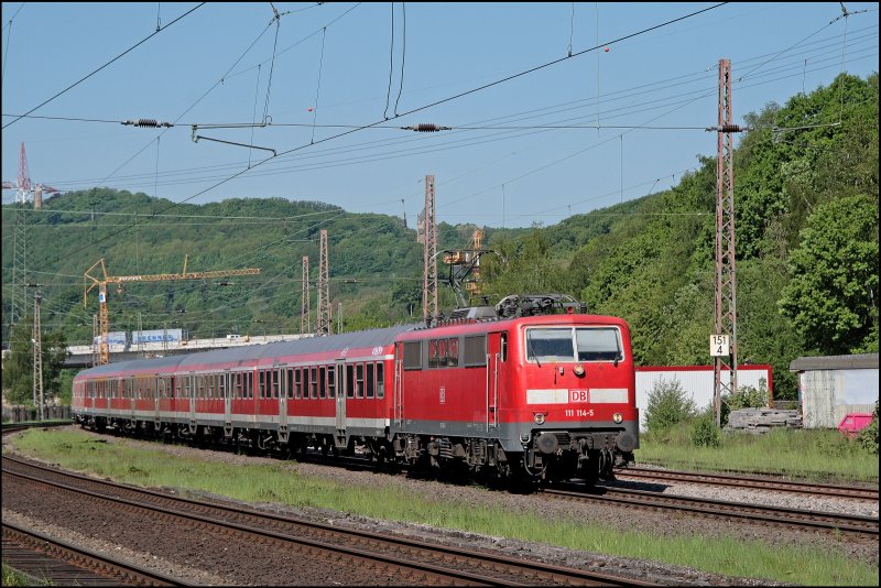 111 114 erreicht mit dem RE11 (RE 9013)  Maas-Wupper-Express  den ehemaligen Bahnhof Westhofen. Endstation wird Schwerte(Ruhr) sein. (10.05.2008)