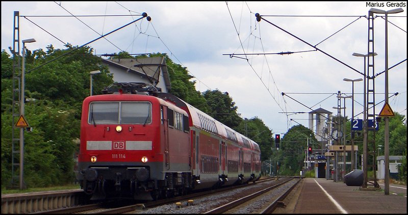 111 114 mit dem RE10426 (+5) nach Aachen im Bahnhof Geilenkirchen 10.6.2009