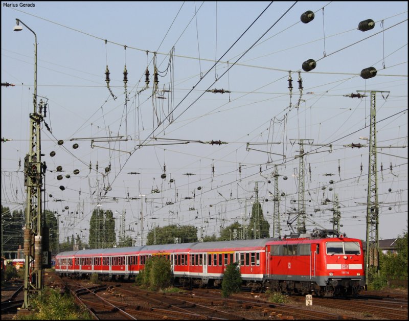 111 114 mit dem RE9031 aus Venlo zur weiterfahrt nach Hagen bei der Einfahrt in Mnchengladbach Hbf 4.8.2009