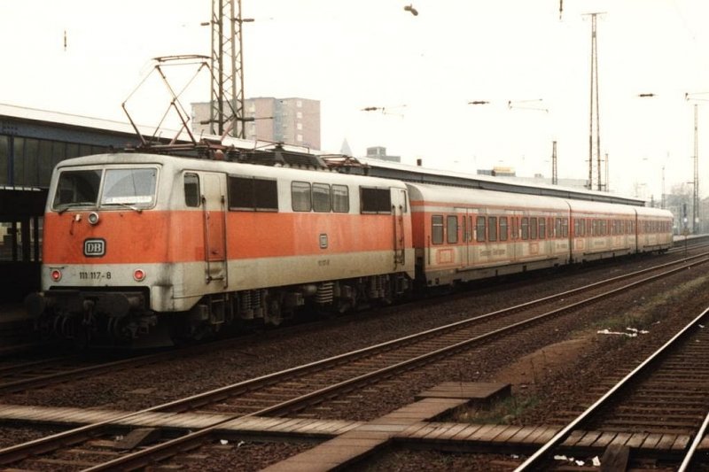 111 117-8 mit S-Bahn Oberhausen Hbf-Duisburg Hbf auf Oberhausen Haptbahnhof am 03-03-1993. Bild und scan: Date Jan de Vries