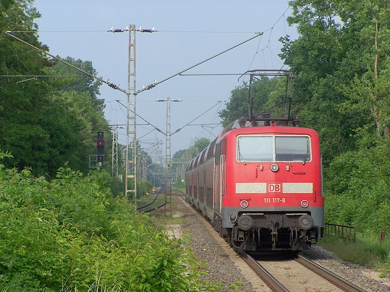 111 117-8 schiebt den RE1031(RE4) in Richtung Dortmund Hbf aus dem Bahnhof Hckelhoven-Baal herraus. Nchster Halt ist Erkelenz. 16.05.08