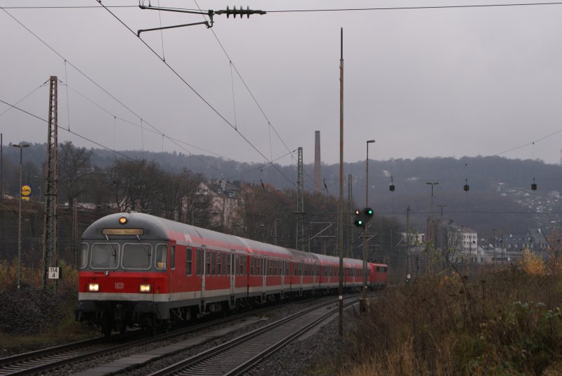 111 117 mit dem RE 13 nach Hamm(Westf) Hbf bei der Durchfahrt in Wuppertal Vohwinkel am 30.11.2008
