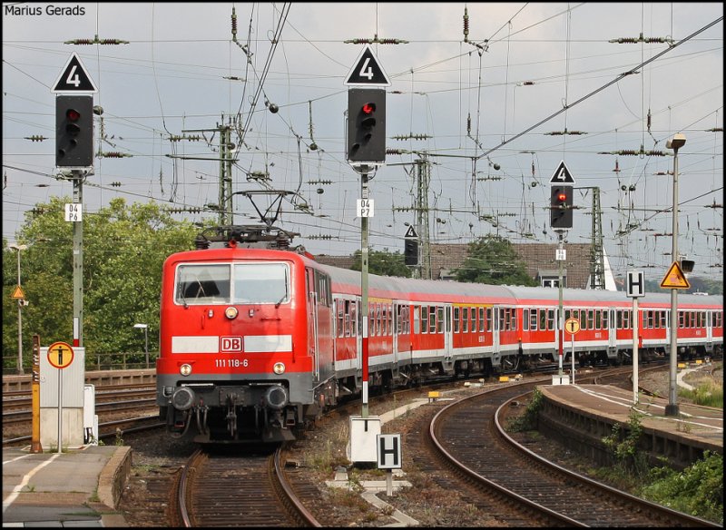 111 118 mit dem RE11432 aus Kln Messe/Deutz bei der Einfahrt in die Endstation Aachen Hbf 11.8.2009