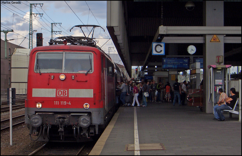 111 119 mit dem RE10424 nach Aachen in D�sseldorf Hbf 7.7.2009