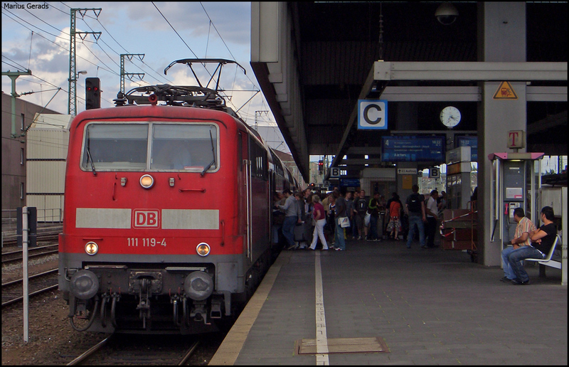 111 119 mit dem RE10424 nach Aachen in Dsseldorf Hbf 7.7.2009