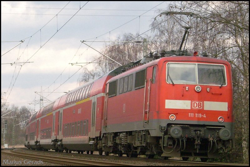 111 119 schiebt ihren RE10429 nach Dortmund. Hier kurz hinter dem Bf Geilenkirchen 3.3.09