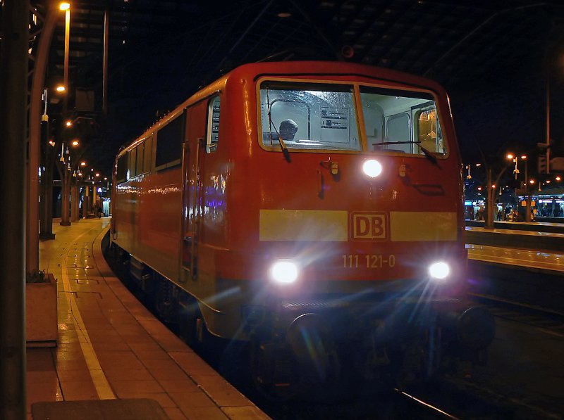 111 121-0 im K�lner Hbf am 24.10.09