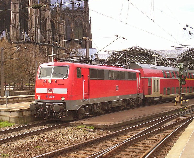 111 122-8 bei der Ausfahrt von Kln Hbf im Sommer 2005. Sie zog den RE9  Rhein-Sieg-Express  nach Siegen Hbf.