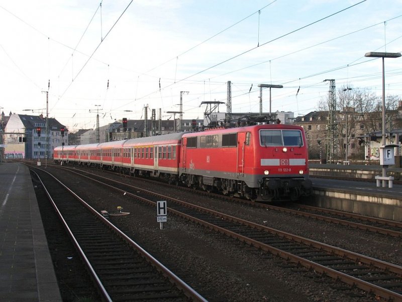 111 122-8 mit RE 9013 Venlo (die Niederlande)-Hamm auf Dsseldorf Hauptbahnhof am 28-12-2007.