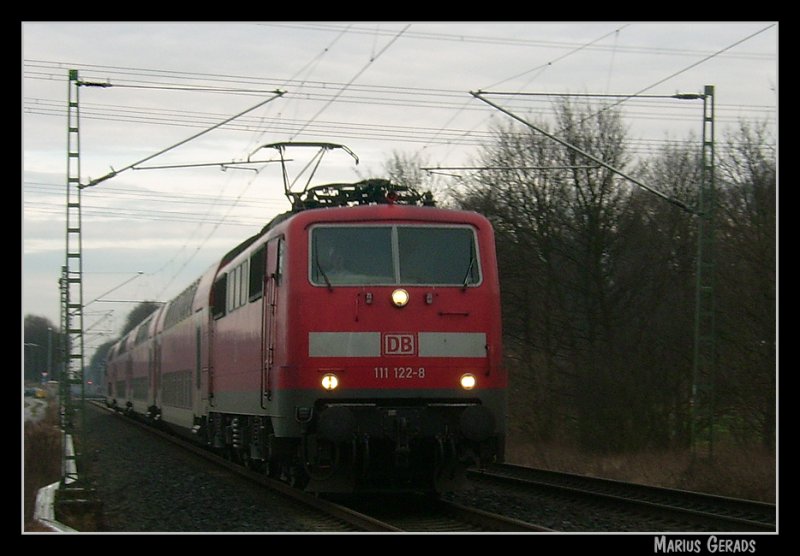 111 122 mit dem RE4  Wupper-Express  irgendwann zwischen Jahreswechsel 07 und 08 an der ehem. Anrufschranke Geilenkirchen. 