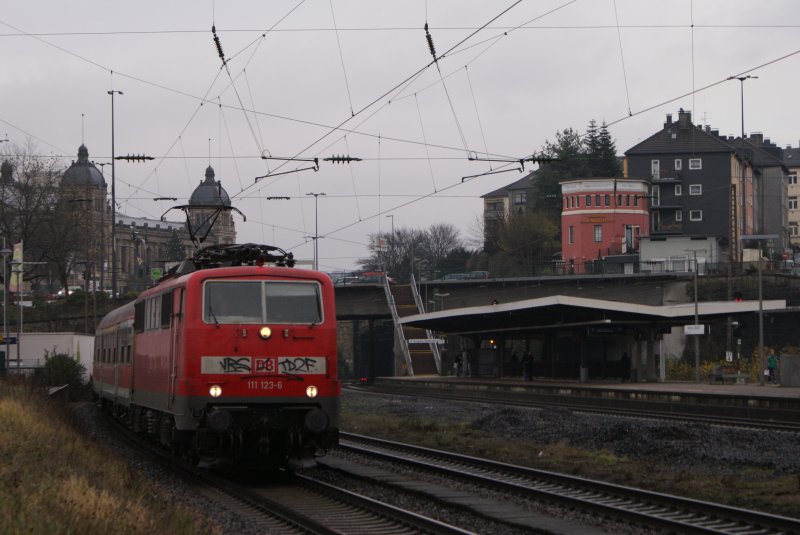 111 123-6 mit dem RE 13 nach Venlo bei der Durchfahrt in Wuppertal Vohwinkel am 30.11.2008