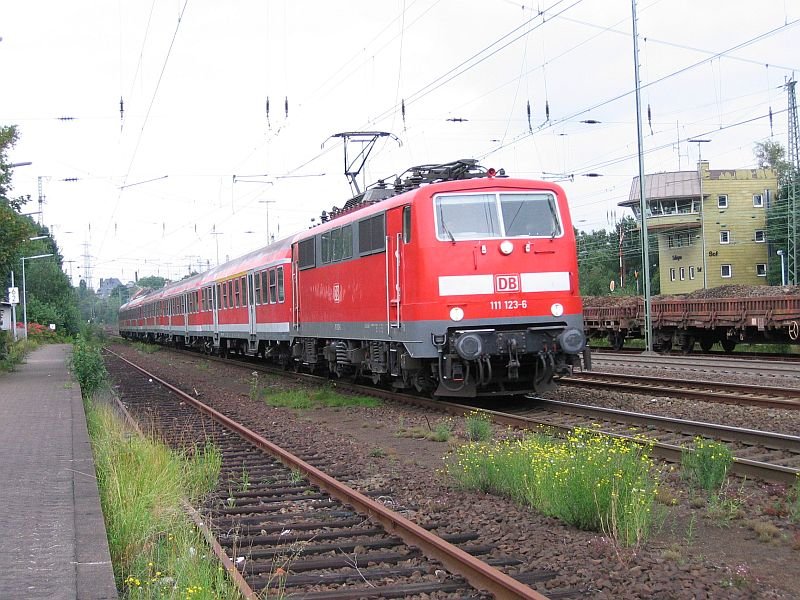 111 123-6 mit der RB 48 in Solingen Hbf am 08.08.2007